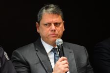 tarcisio-diz-que-contratos-do-governo-de-sp-com-empresa-ligada-a-secretario-foram-feitos-‘dentro-da-regra-do-jogo’,-mas-proibe-novas-contratacoes