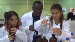 de-amaciante-a-perfume:-professor-haitiano-encanta-estudantes-com-aulas-praticas-de-quimica-em-escola-publica-do-es;-veja-video